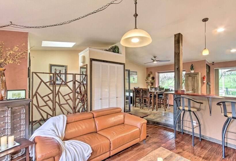 Dog Friendly Home: Fenced Yard, Great Amenities!