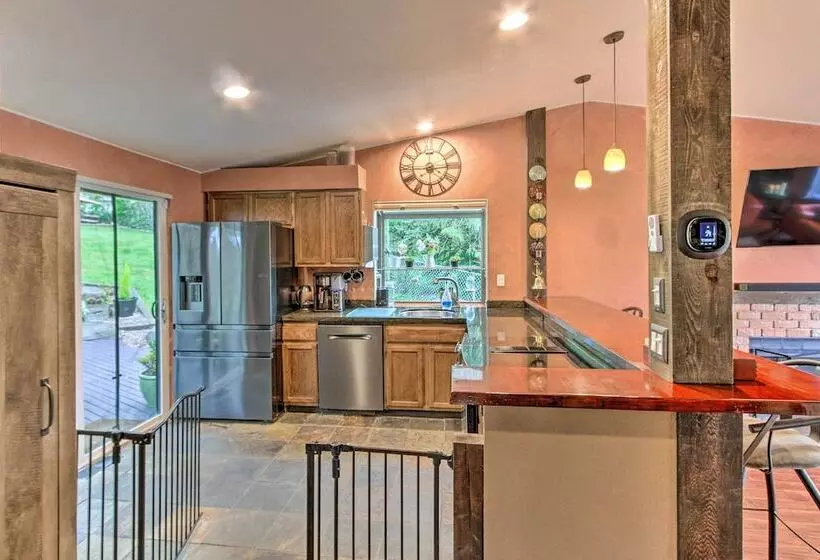 Dog Friendly Home: Fenced Yard, Great Amenities!