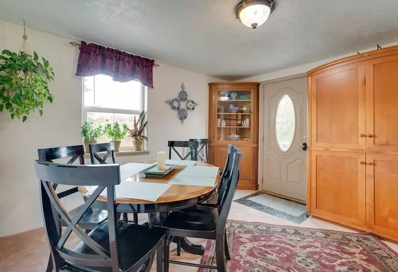 East Wenatchee Home W/ Yard & Hot Tub!