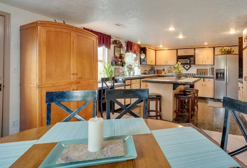 East Wenatchee Home W/ Yard & Hot Tub!