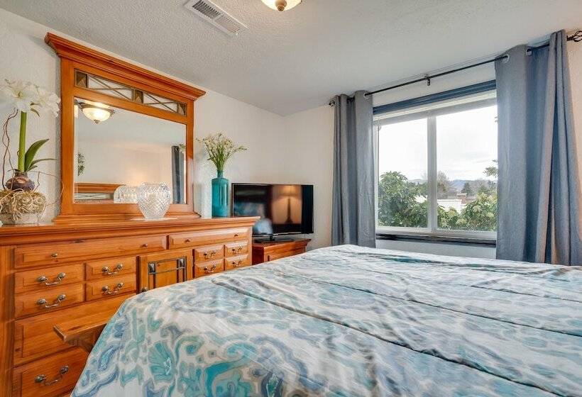 East Wenatchee Home W/ Yard & Hot Tub!