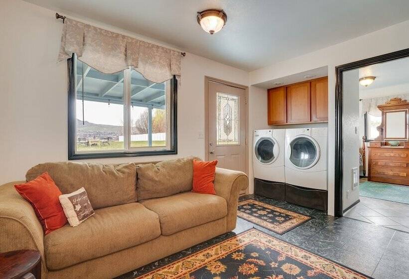 East Wenatchee Home W/ Yard & Hot Tub!