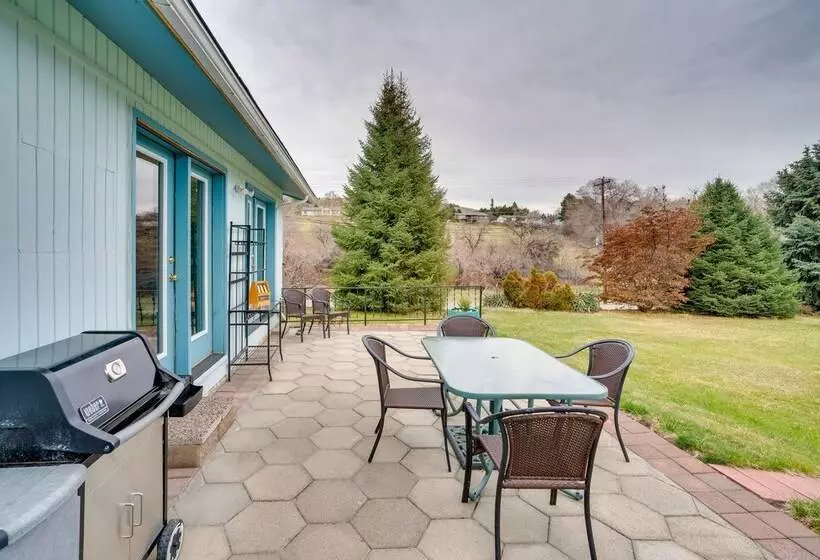 East Wenatchee Home W/ Yard & Hot Tub!