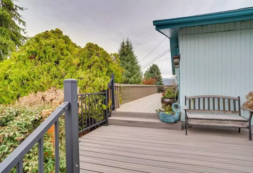 East Wenatchee Home W/ Yard & Hot Tub!