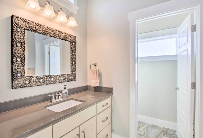 Garden City Gem: Private Hot Tub & Game Room!