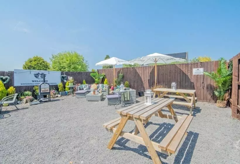 簡易ホテル Waterfall Country Escape