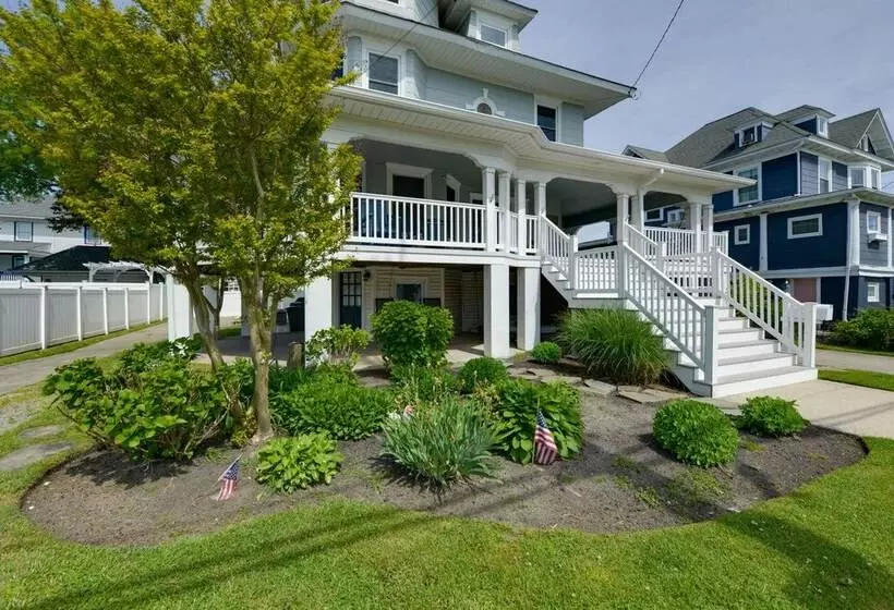 North Wildwood Home W/ Porch ~ 3 Blocks To Beach!