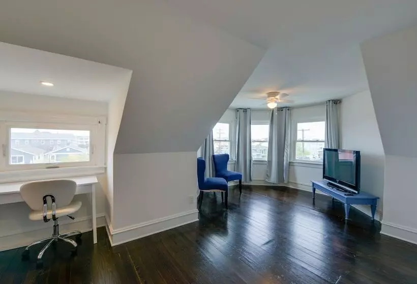 North Wildwood Home W/ Porch ~ 3 Blocks To Beach!