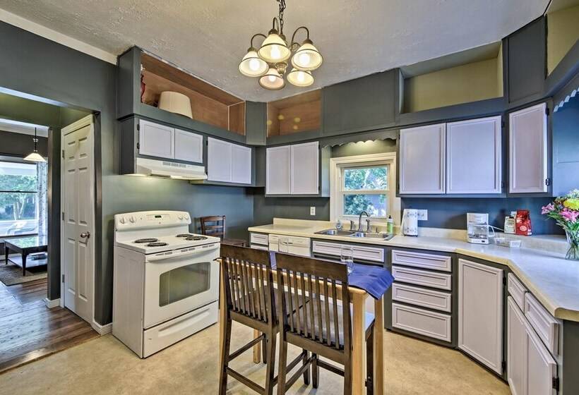 The Junction: Victorian Home In Quaint Fortville!