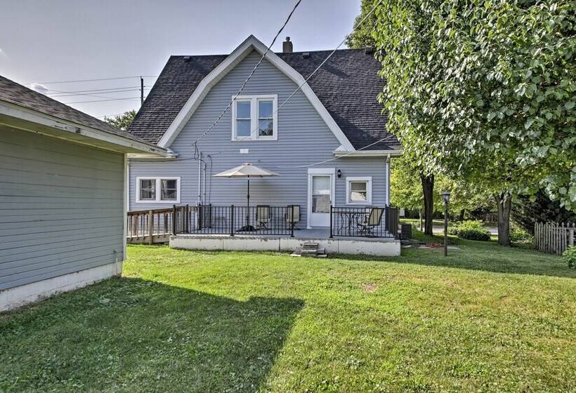 The Junction: Victorian Home In Quaint Fortville!