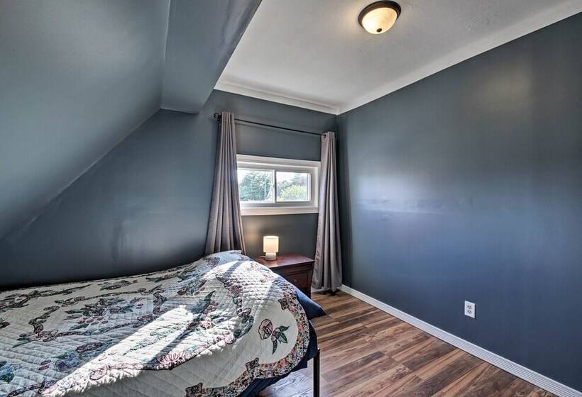 The Junction: Victorian Home In Quaint Fortville!