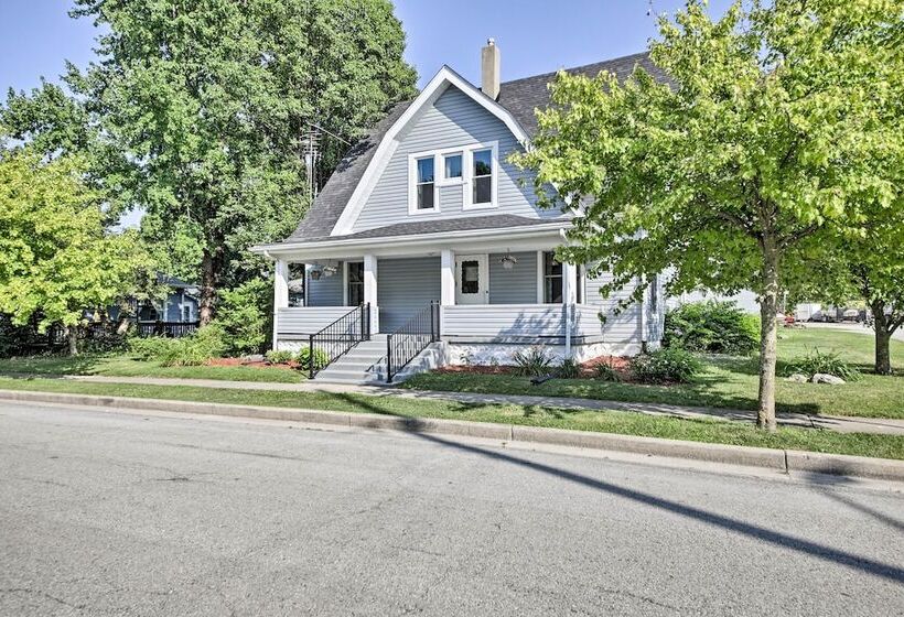 The Junction: Victorian Home In Quaint Fortville!