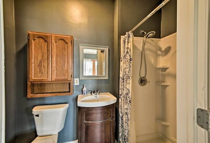 The Junction: Victorian Home In Quaint Fortville!