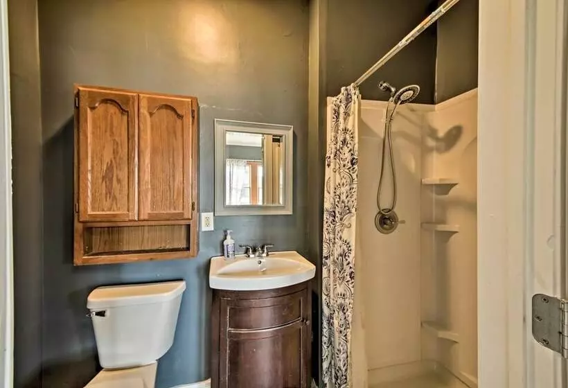 The Junction: Victorian Home In Quaint Fortville!