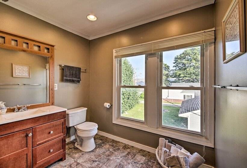 The Junction: Victorian Home In Quaint Fortville!