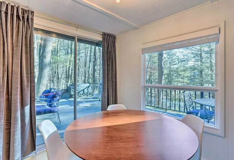 Near Masthope Mountain: Waterfront Shohola Cabin!