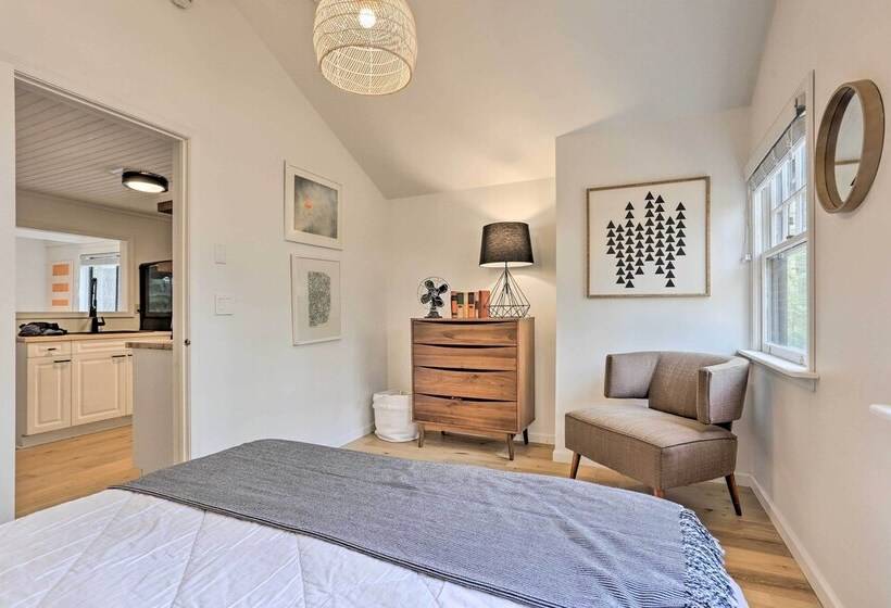 Near Masthope Mountain: Waterfront Shohola Cabin!