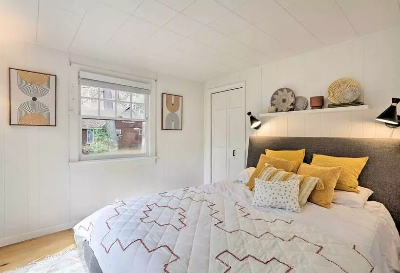 Near Masthope Mountain: Waterfront Shohola Cabin!