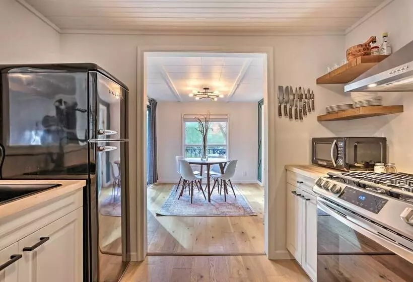 Near Masthope Mountain: Waterfront Shohola Cabin!