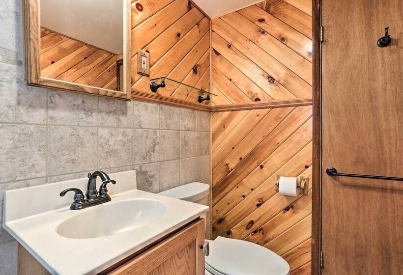 Near Masthope Mountain: Waterfront Shohola Cabin!