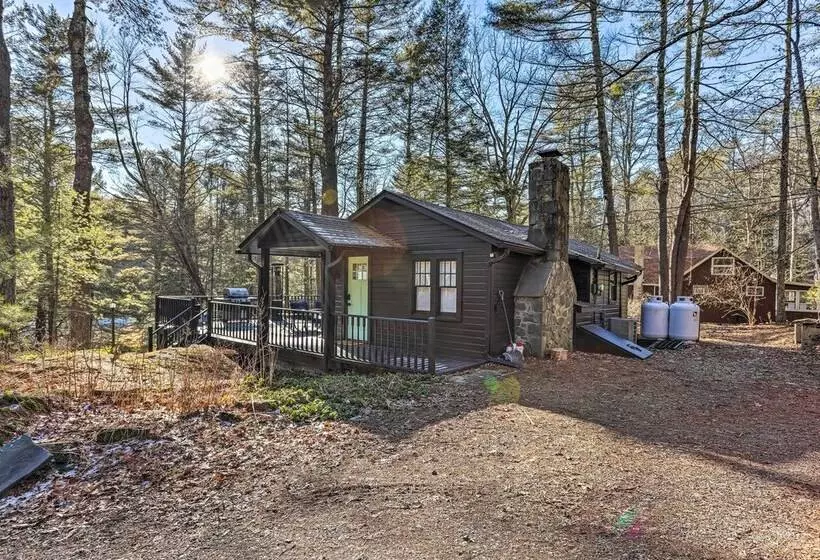 Near Masthope Mountain: Waterfront Shohola Cabin!