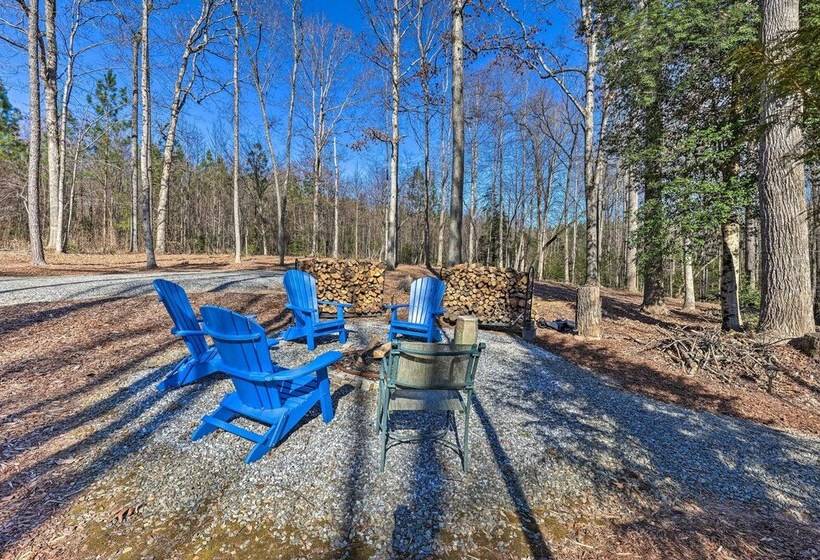 Yadkin Valley Cabin Retreat W/ Deck, Fire Pit