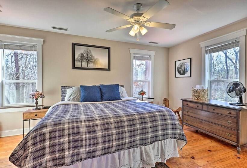 Yadkin Valley Cabin Retreat W/ Deck, Fire Pit