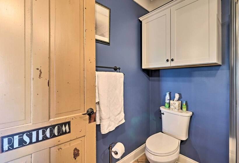 Yadkin Valley Cabin Retreat W/ Deck, Fire Pit