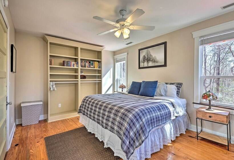 Yadkin Valley Cabin Retreat W/ Deck, Fire Pit