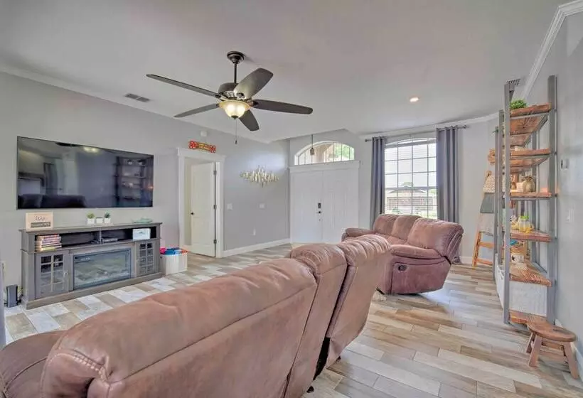 Airy Crystal River Retreat W/ Backyard Oasis!