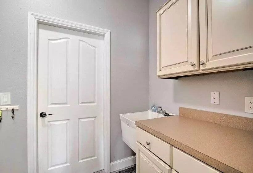 Airy Crystal River Retreat W/ Backyard Oasis!