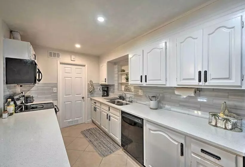 Bright Naples Home   4 Mi To Botanic Gardens!