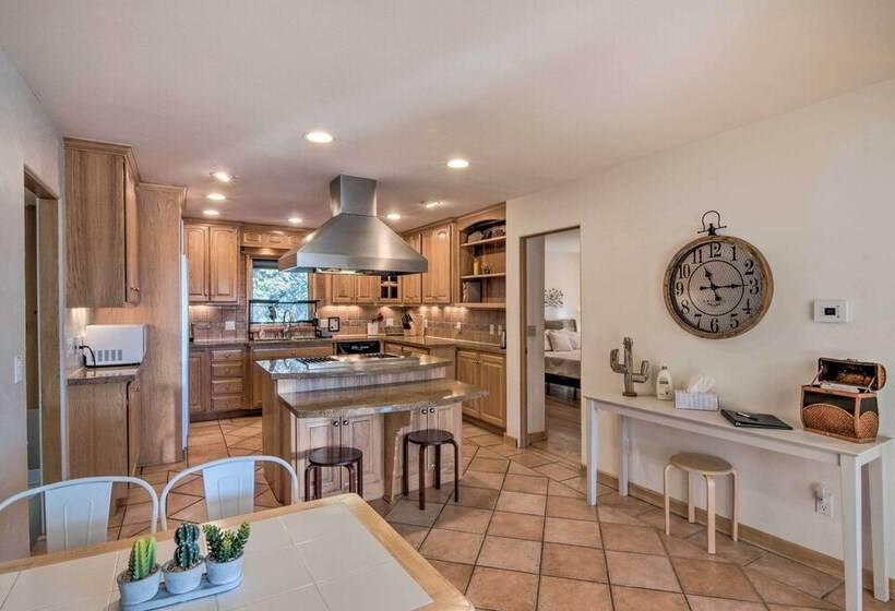 Buena Vista Oasis W/ Mtn Views, 3 Mi To Dtwn!