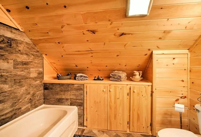 Gatlinburg Cabin W/ Hot Tub: 5 Mi To Downtown