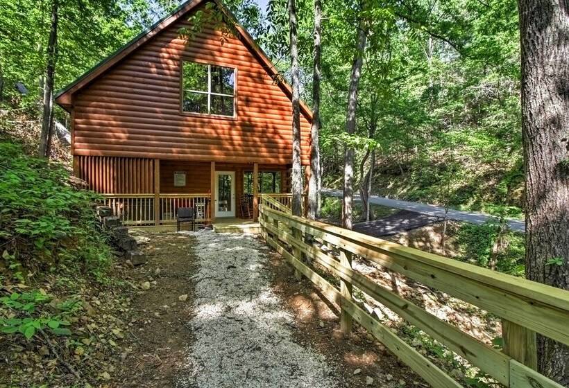 Gatlinburg Cabin W/ Hot Tub: 5 Mi To Downtown