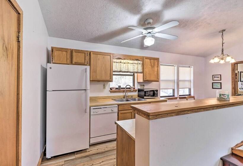 Walk To White River: Home W/ Deck In Flippin!