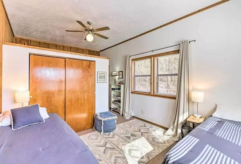 Walk To White River: Home W/ Deck In Flippin!