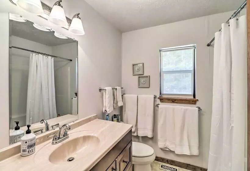 Walk To White River: Home W/ Deck In Flippin!