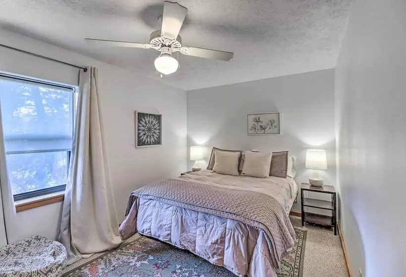 Walk To White River: Home W/ Deck In Flippin!