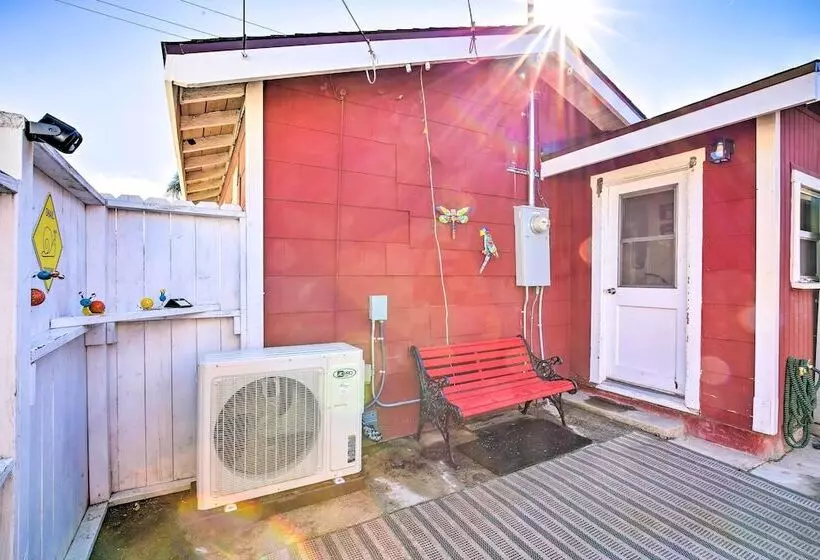 8 Mi To Aquarium: Long Beach Bungalow W/ Patio!