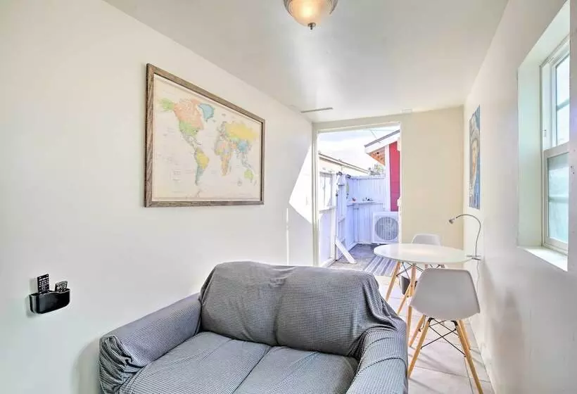 8 Mi To Aquarium: Long Beach Bungalow W/ Patio!