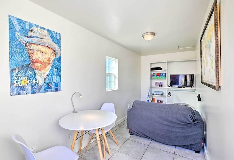 8 Mi To Aquarium: Long Beach Bungalow W/ Patio!