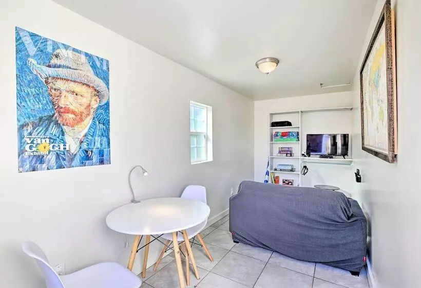 8 Mi To Aquarium: Long Beach Bungalow W/ Patio!