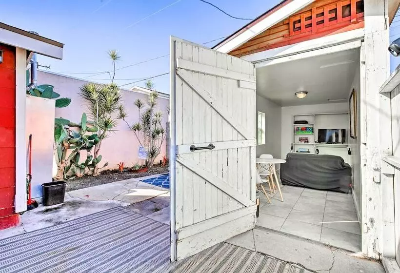 8 Mi To Aquarium: Long Beach Bungalow W/ Patio!