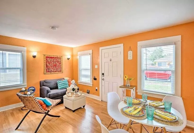 8 Mi To Aquarium: Long Beach Bungalow W/ Patio!