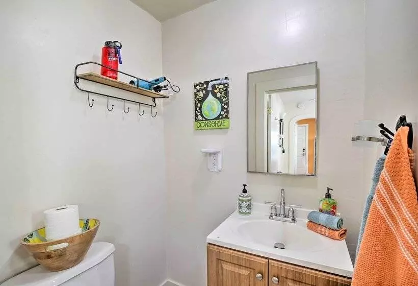 8 Mi To Aquarium: Long Beach Bungalow W/ Patio!