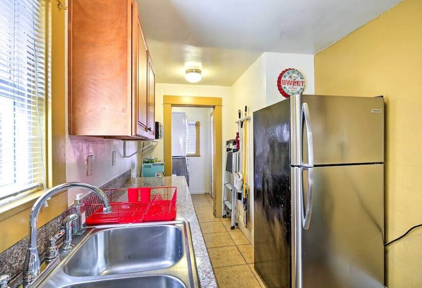 8 Mi To Aquarium: Long Beach Bungalow W/ Patio!