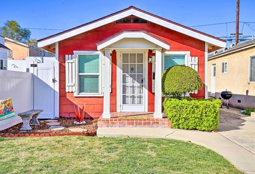 8 Mi To Aquarium: Long Beach Bungalow W/ Patio!