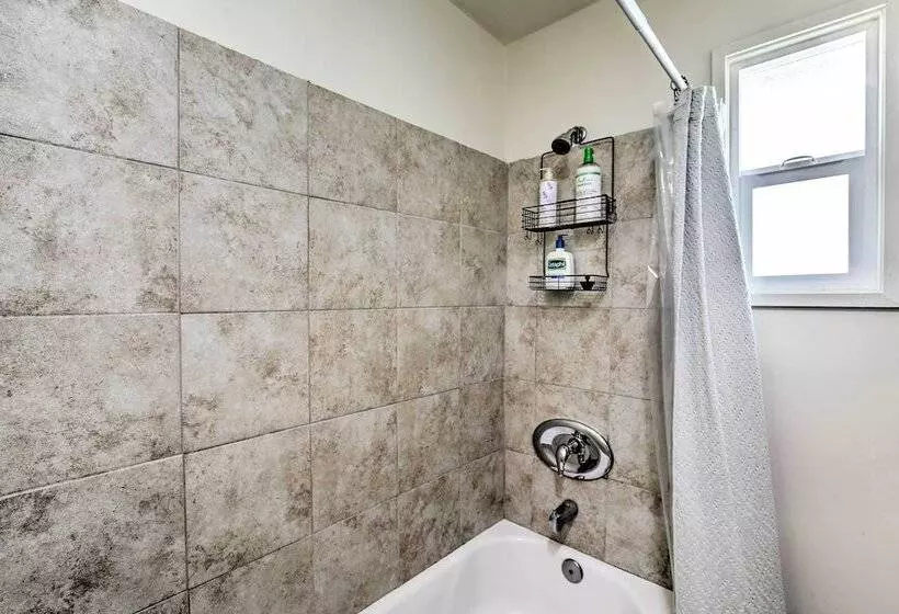 8 Mi To Aquarium: Long Beach Bungalow W/ Patio!