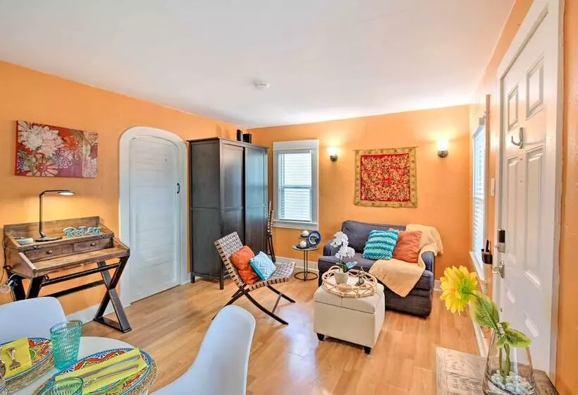 8 Mi To Aquarium: Long Beach Bungalow W/ Patio!